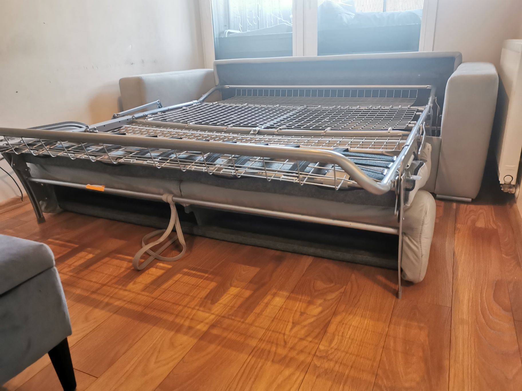 Sofa rozkładana że stelażem włoskim i materacem 160x190