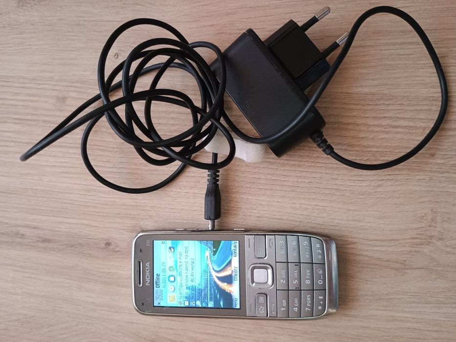 Nokia e52 srebrna