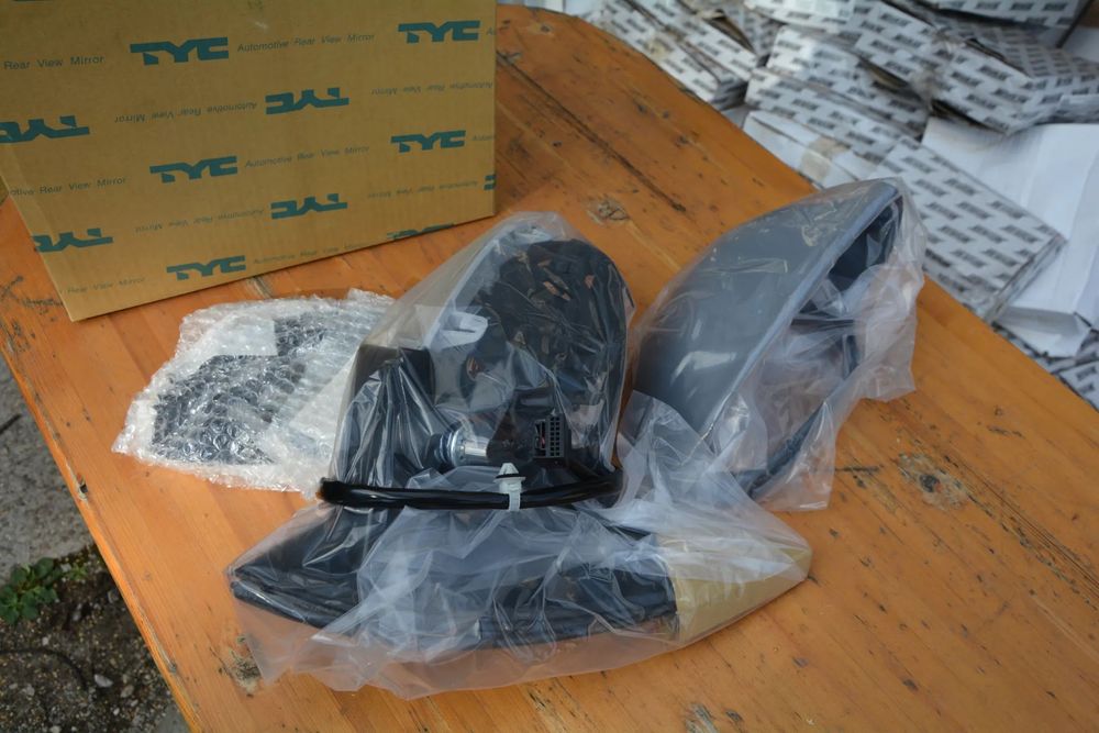 VW Golf V lusterko prawe