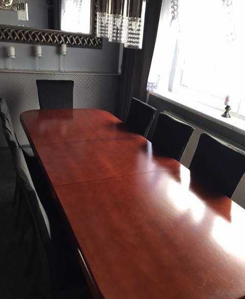 Sprzedam stół do salonu w komplecie z krzesłami i czarnymi pokrowcami