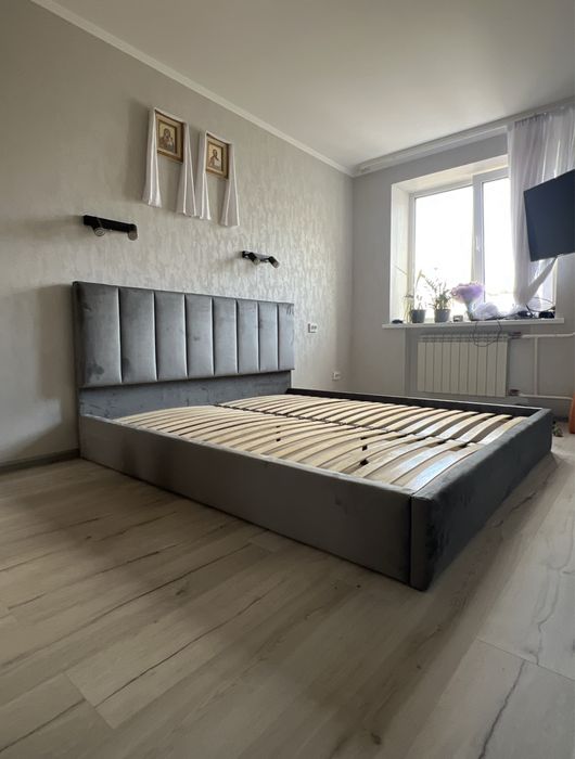 Двоспальне  ліжко з меблевого велюру, нове, з ламелями