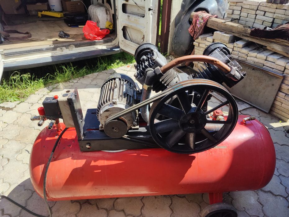 Компрессор с ресивером на 200 лит.