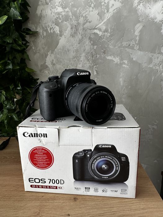 Lustrzanka Canon EOS 700D korpus + obiektyw
