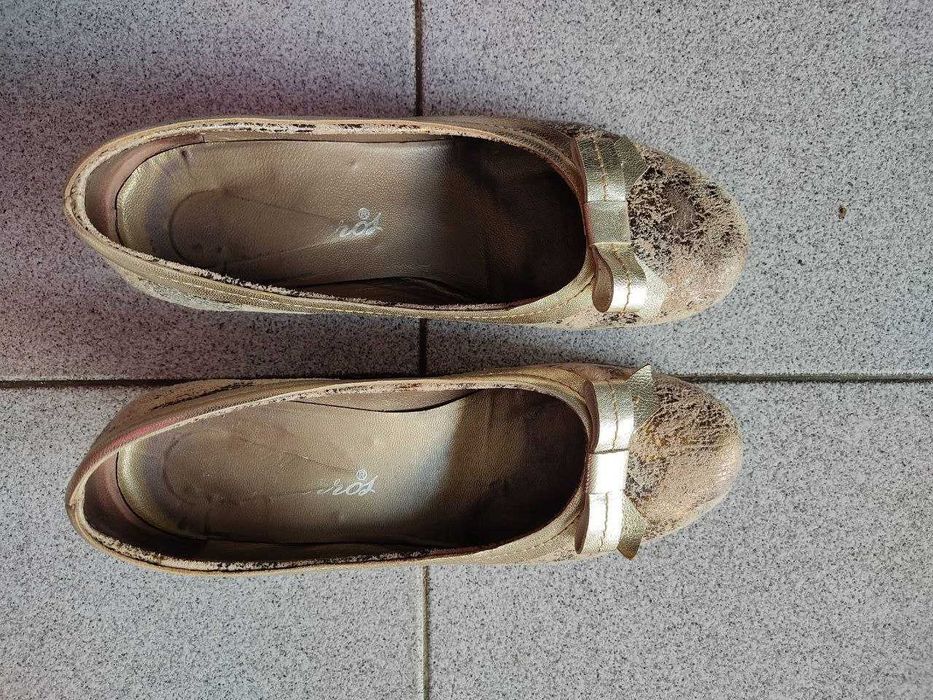 Sapatos dourados para cerimónia