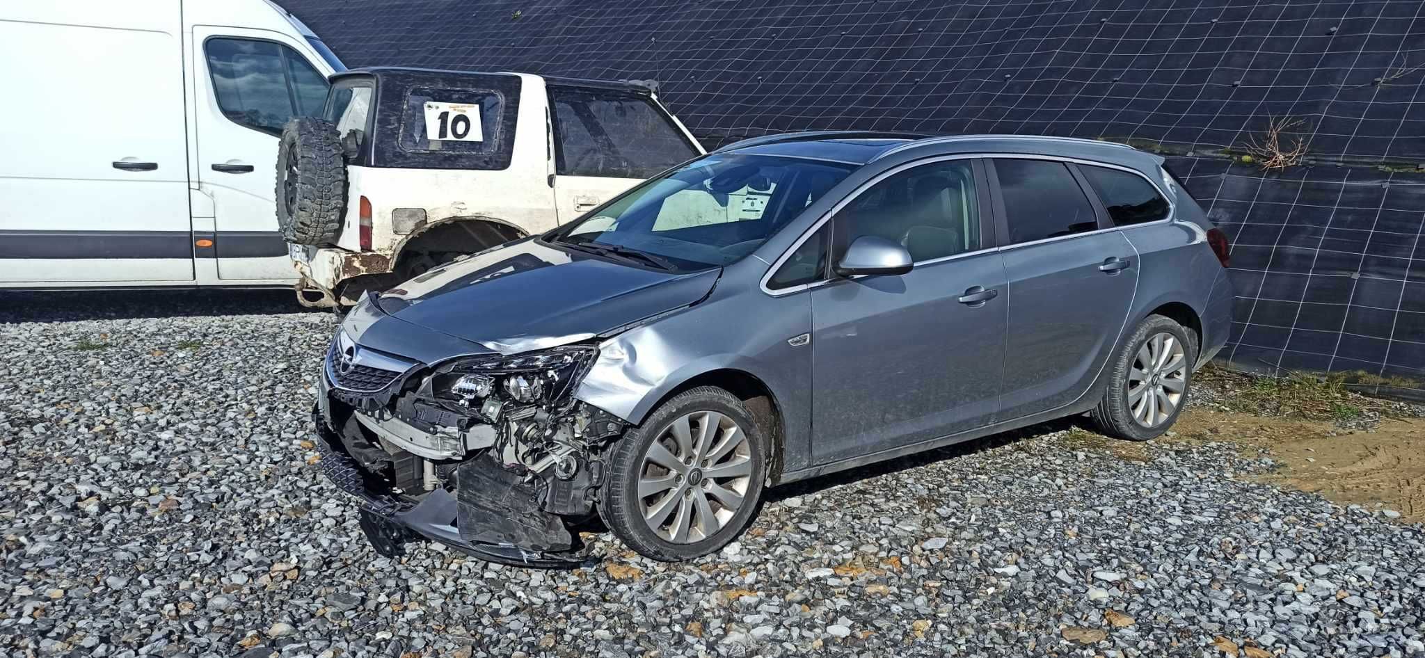 Opel Astra J Sports Tourer 2.0 CDTI Cosmo Lekko uszkodzony