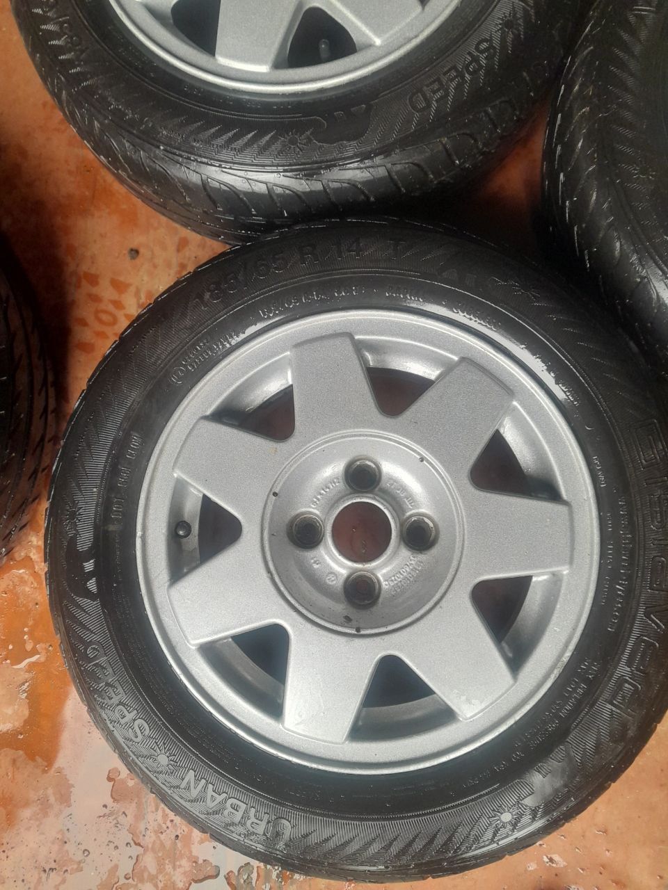 Продам літню резину з дисками R14