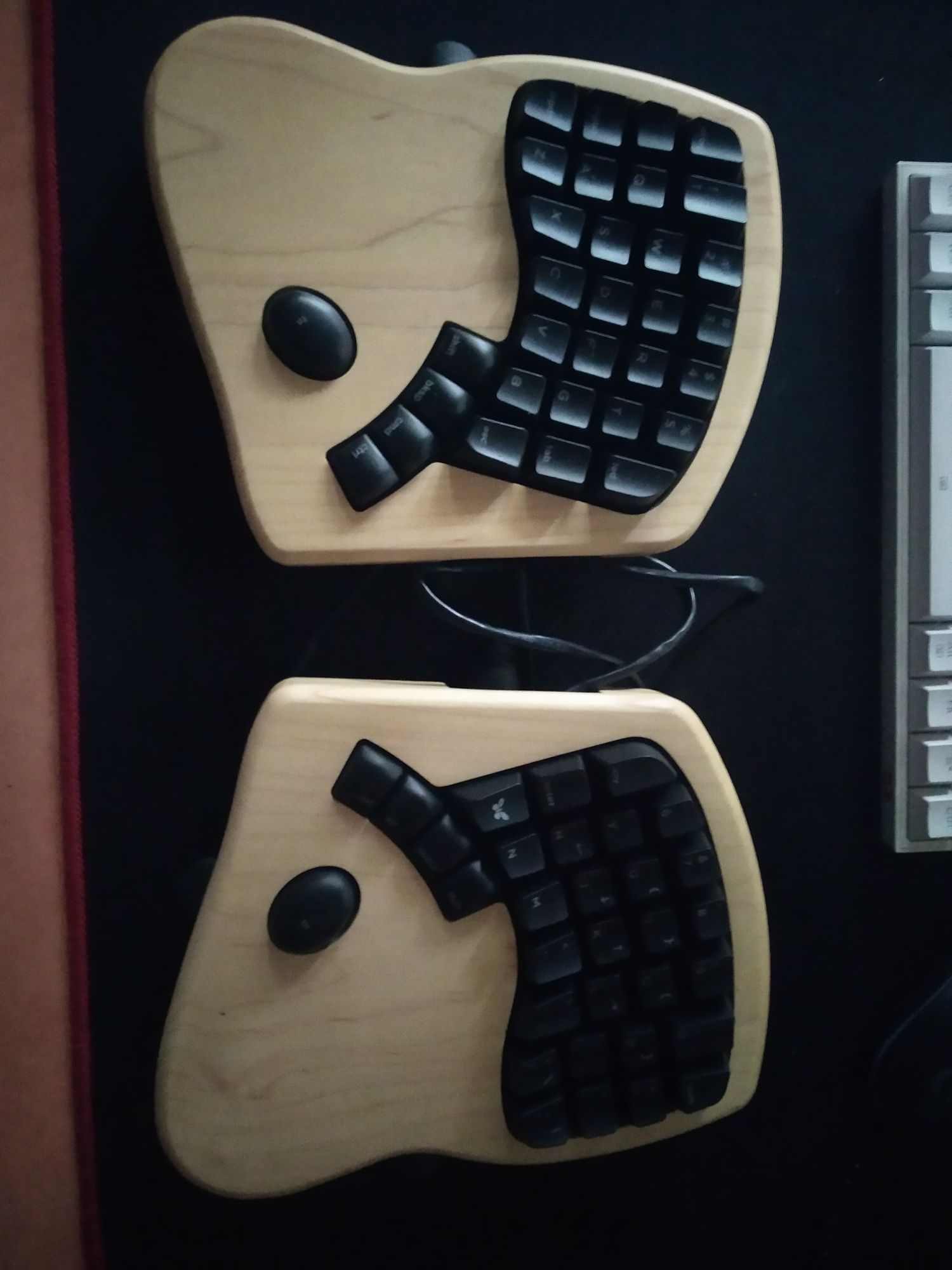Дерев'яна спліт клавіатура Keyboardio Model 01