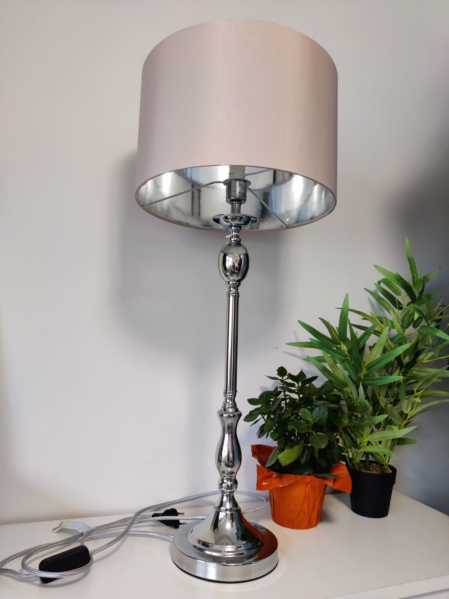 Wysoka lampa stojąca