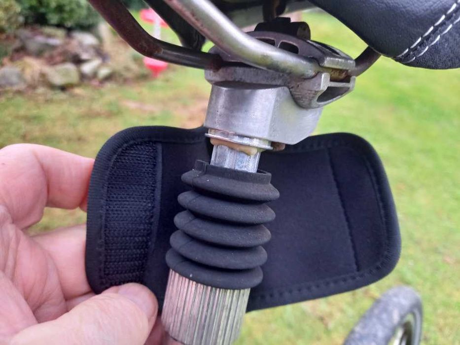 Osłona amortyzowanej sztycy siodełka rowerowego