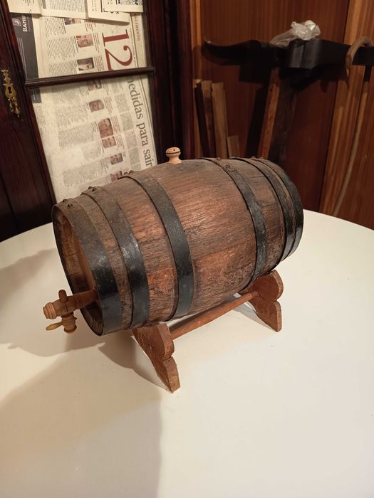 Barrica de vinho em madeira, funcional.