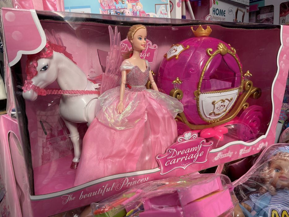 Карета с лошадью два цвета конь ходит