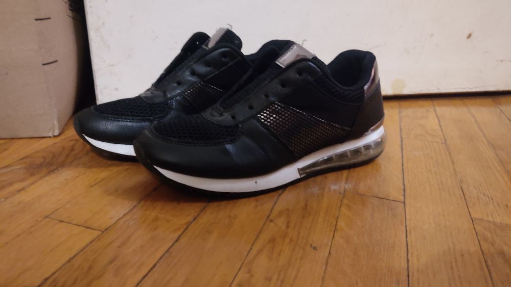 Кроссовки женские