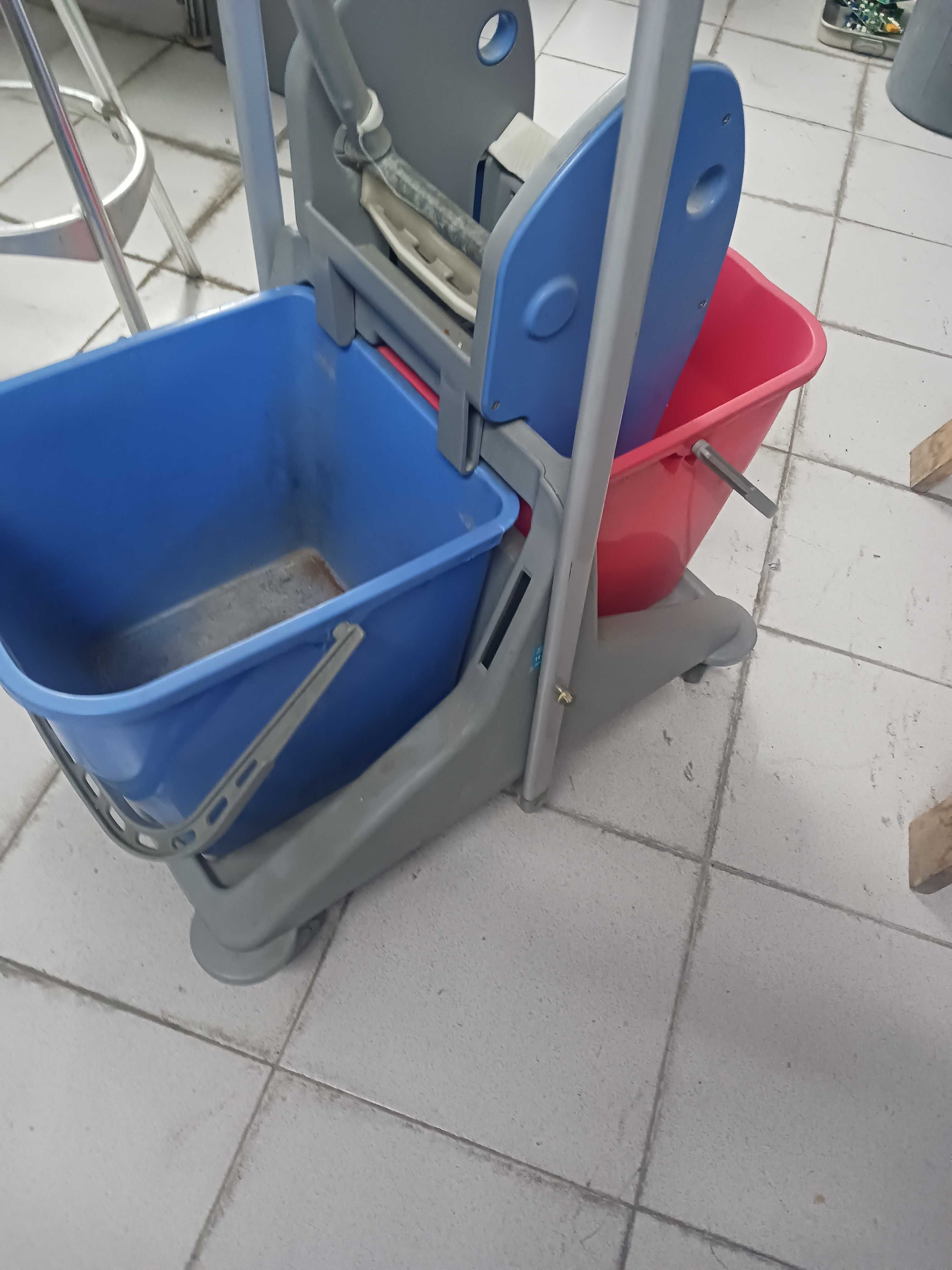 Carrinho com rodas para limpeza com dois baldes e suporte esfregona