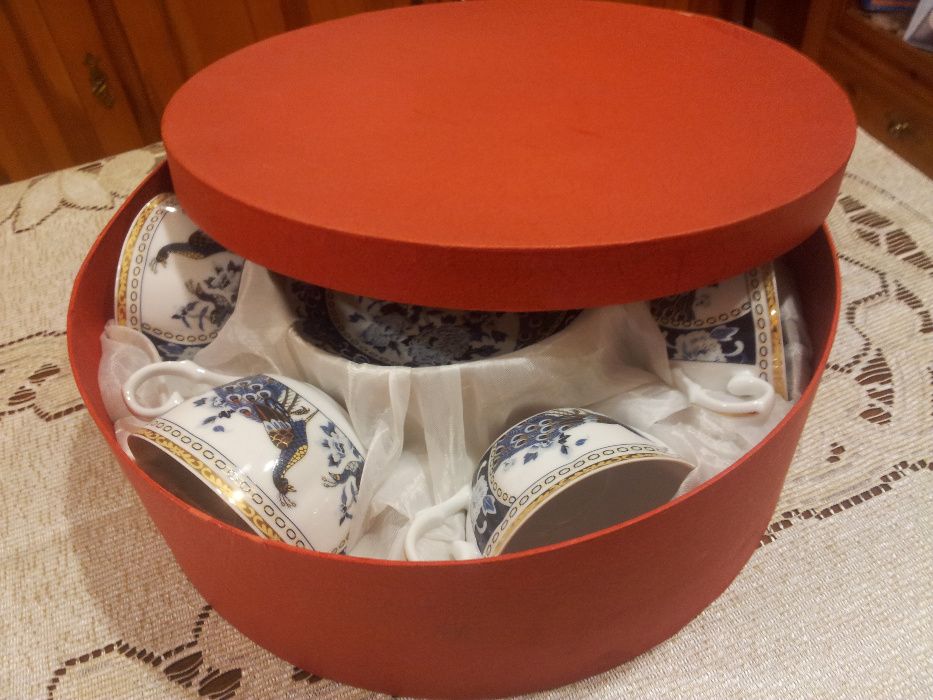 Piękny komplet porcelanowy: filiżanki z talerzykami