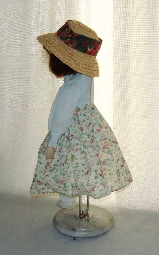 Немецкая винтажная фарфоровая кукла в шляпке 40 см