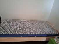 Cama de solteiro com colchão e baú para arrumação