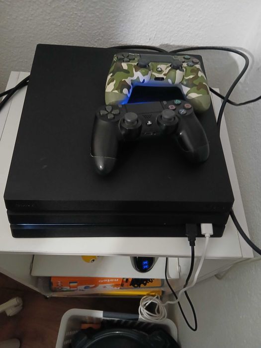 PS4 pro semi novo