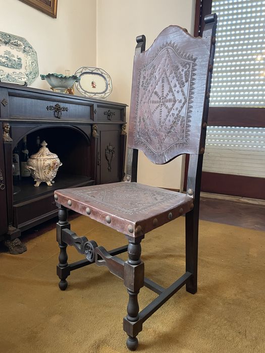 Conjunto de 6 cadeiras antigas em madeira maciça e couro gravado