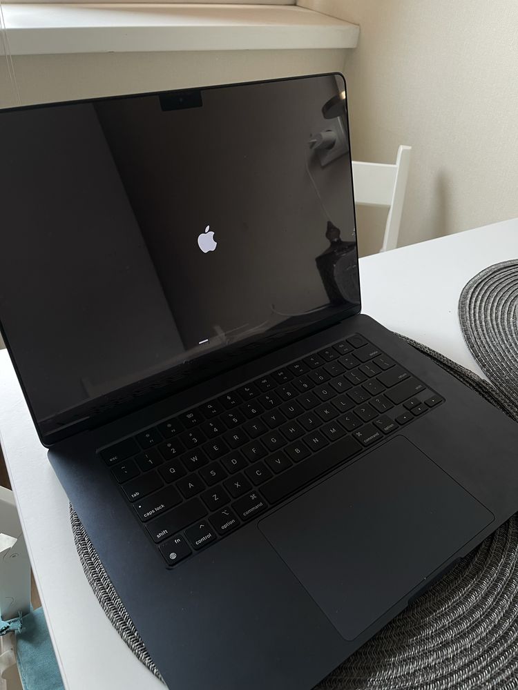 Macbook air m2 15. 256gb