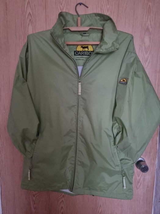 Куртка бренду CARIBOU з, щільної плащової  тканини.