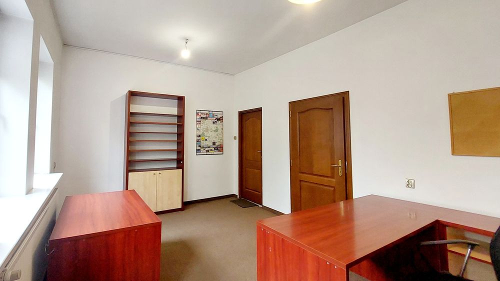 Lokal pod usługi/biuro - parking przed budynkiem, ul. Karosek