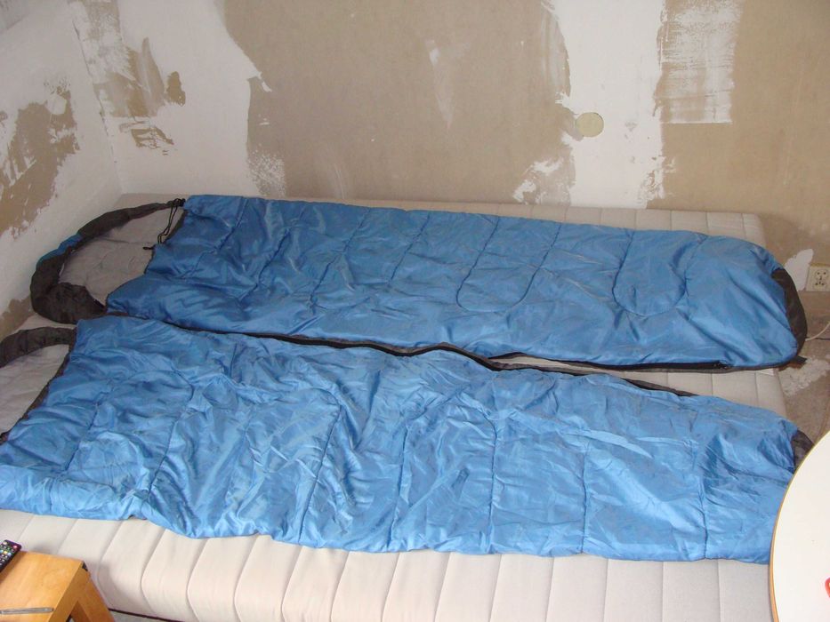 Dwa identyczne duże śpiwory z możliwością połączenia