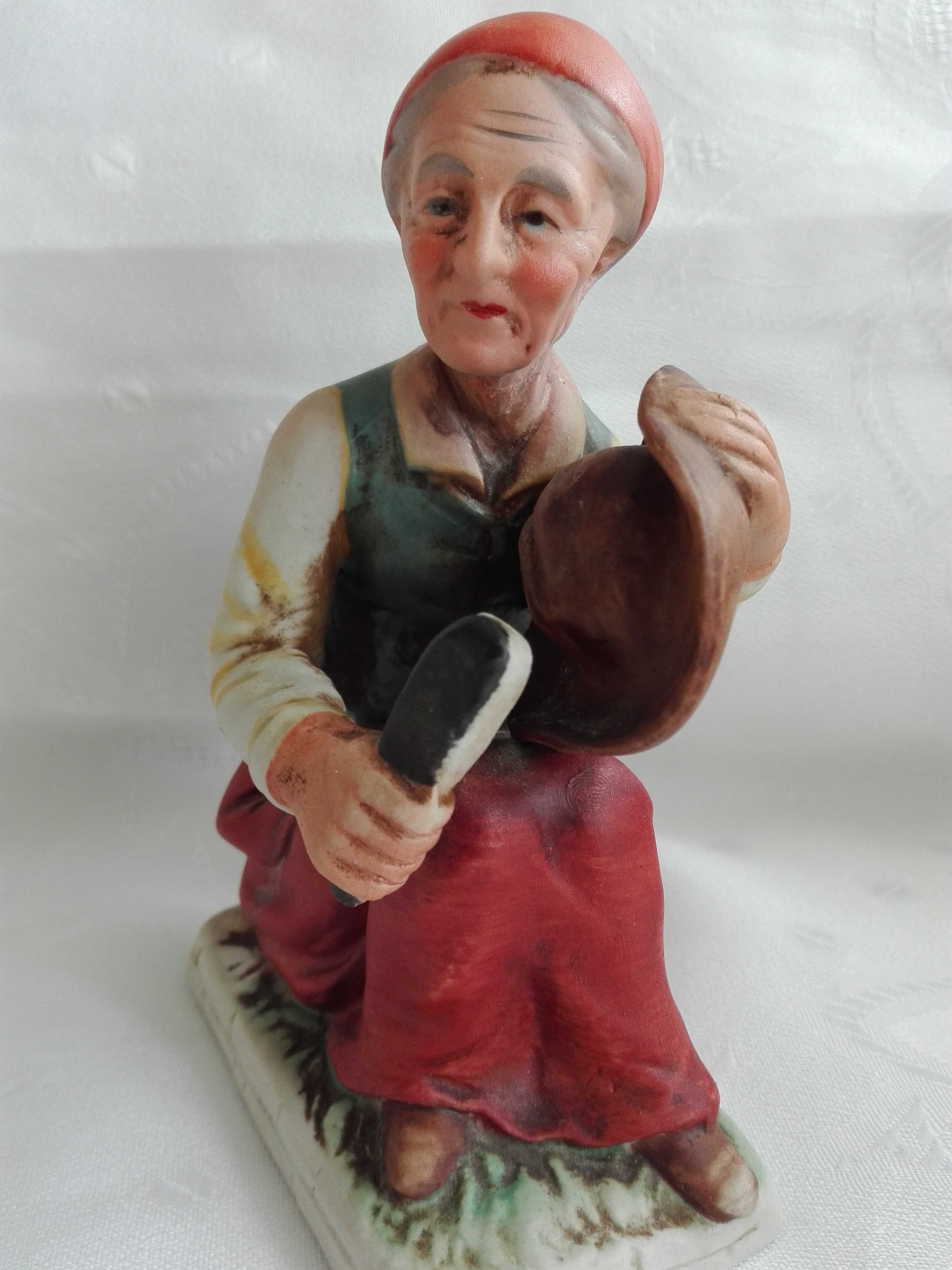 Figurka z porcelany biskwitowej starej kobiety