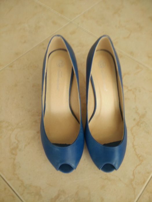 Sapatos Azuis da Guimarães Nº37 Novos sem uso.