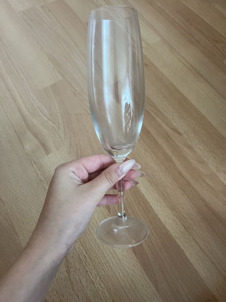 Sprzedam kieliszki do (koniaku, szampana, oraz wina czerwonego)