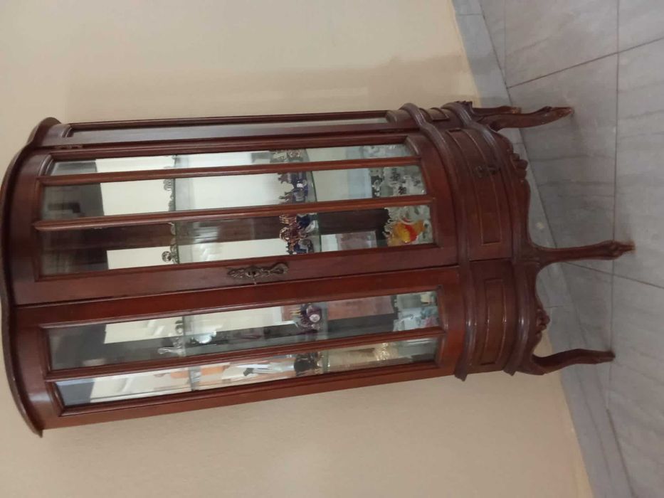 vitrine em madeira castanho