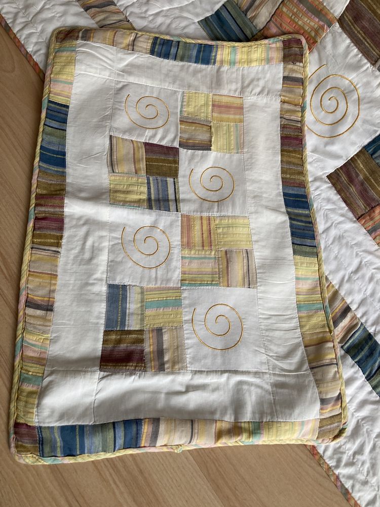 Narzuta patchwork z dwoma poszewkami na poduszkami