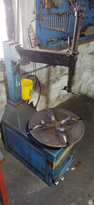 Máquina de montar/desmontar pneus ligueiros - Bom Estado