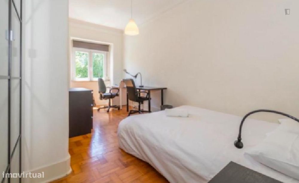 336204 - Quarto com várias camas em...