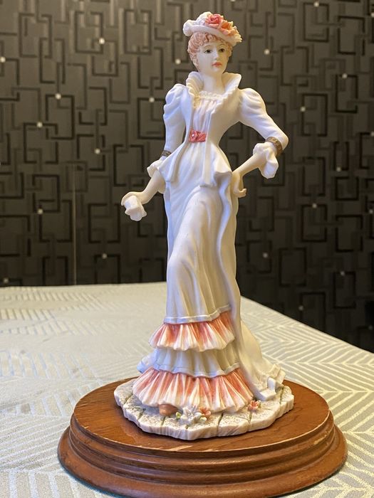 Статуэтка. Бисквитный фарфор. Италия. Винтаж