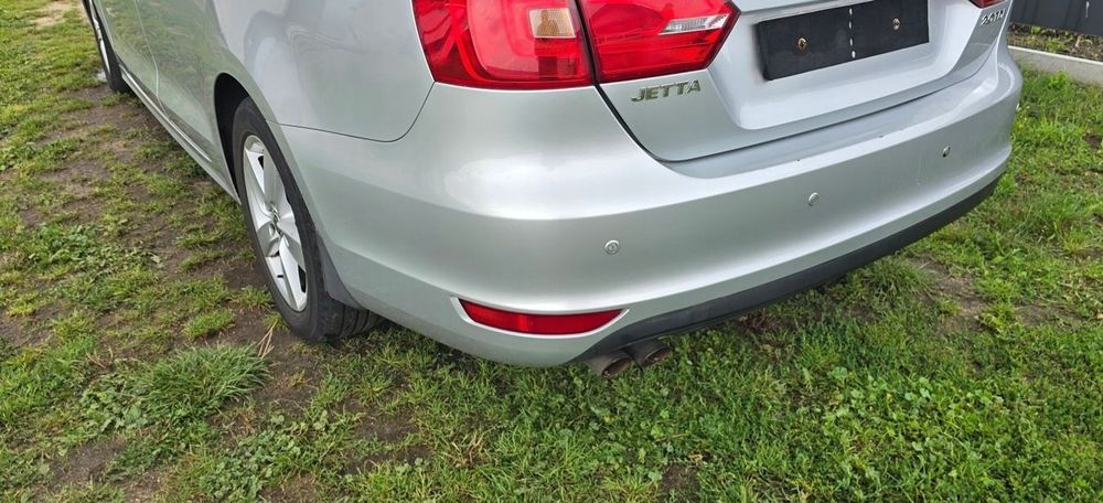 Задній бампер Volkswagen Jetta 6 2010-2018 LA7W під парктроніки