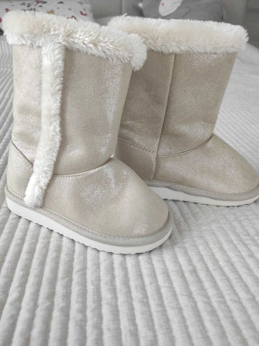 Уги на дівчинку.