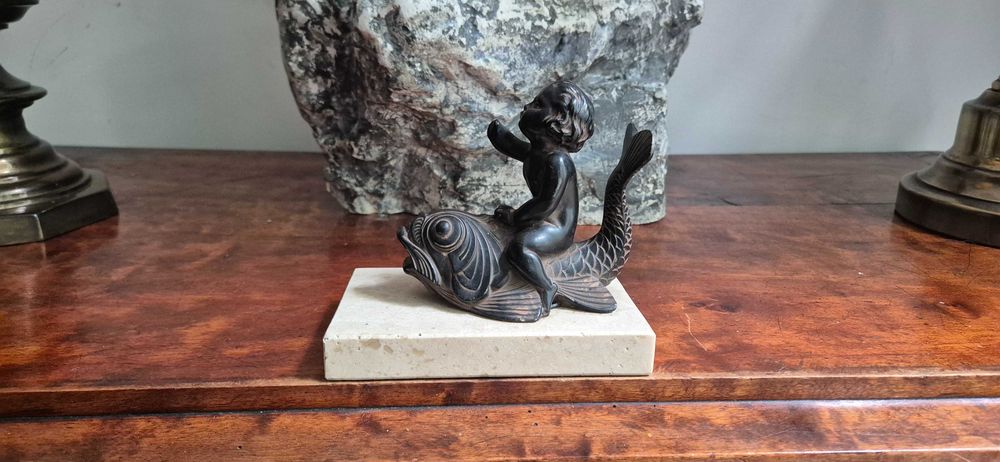 Hiszpańska rzeźba Just Andersen chłopiec z rybą dekor sygnowana antyk