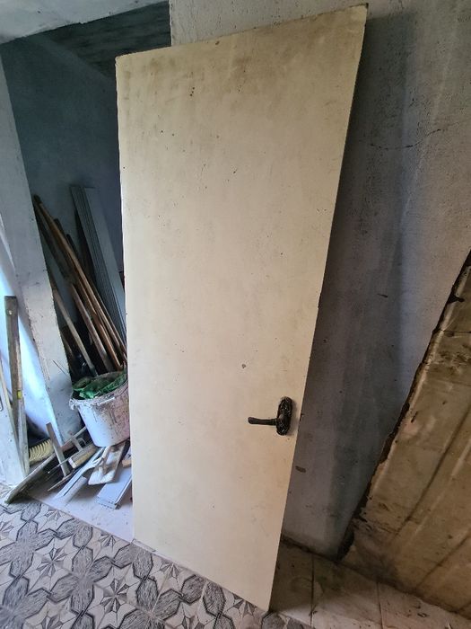 Двері, що були у використанні