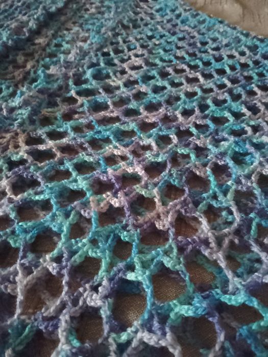 Шаль в'язана гачком блакитно фіолетового кольору . Ручної роботи .