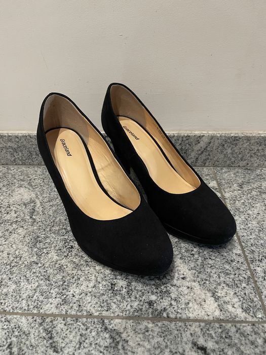 Zamszowe buty na obcasie