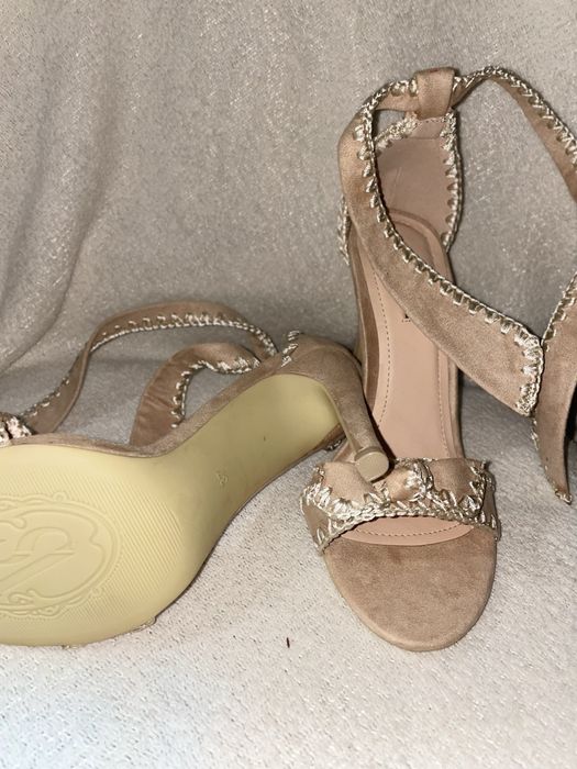 Бежеві туфлі з відкритим носком