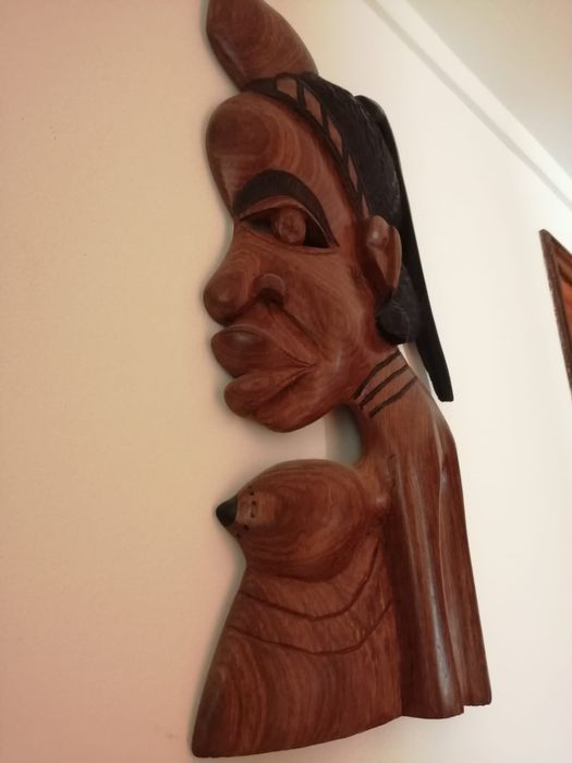 Caras africanas em madeira