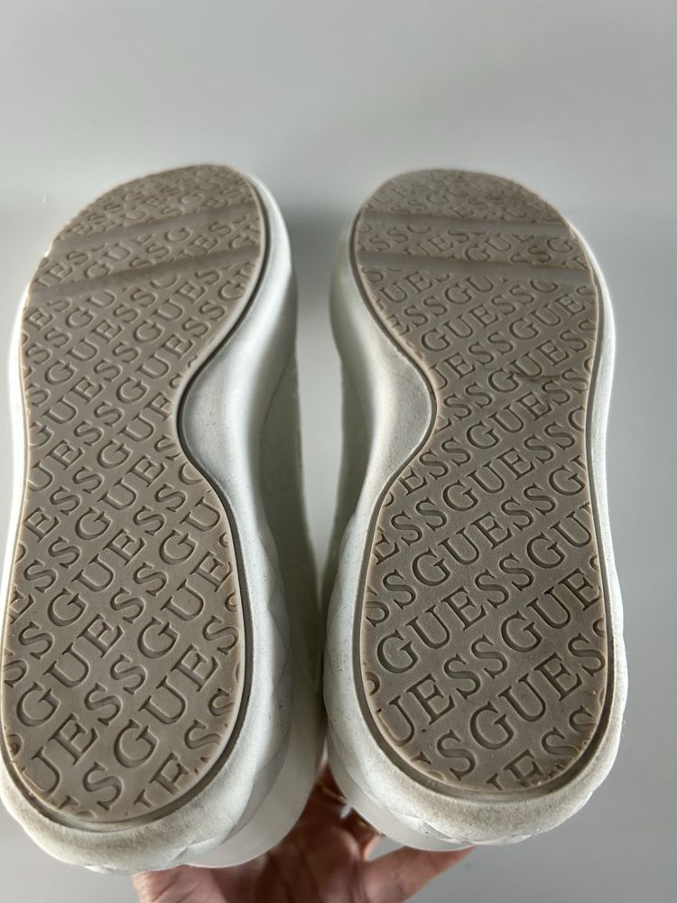Biale sneakersy z ukryta koturna marki GUESS r:39