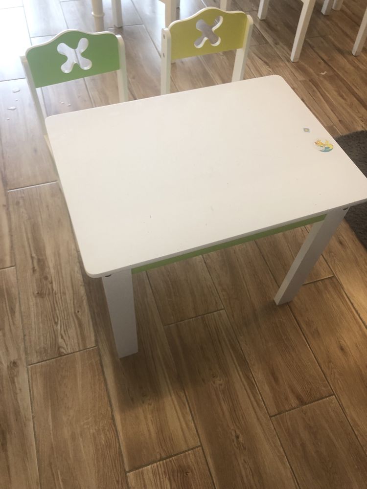 Stolik dziecięcy + 2 krzesełka