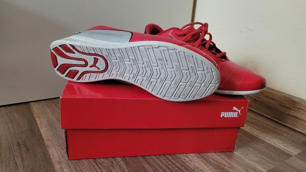 Buty Puma drift cat z logo Ferrari.