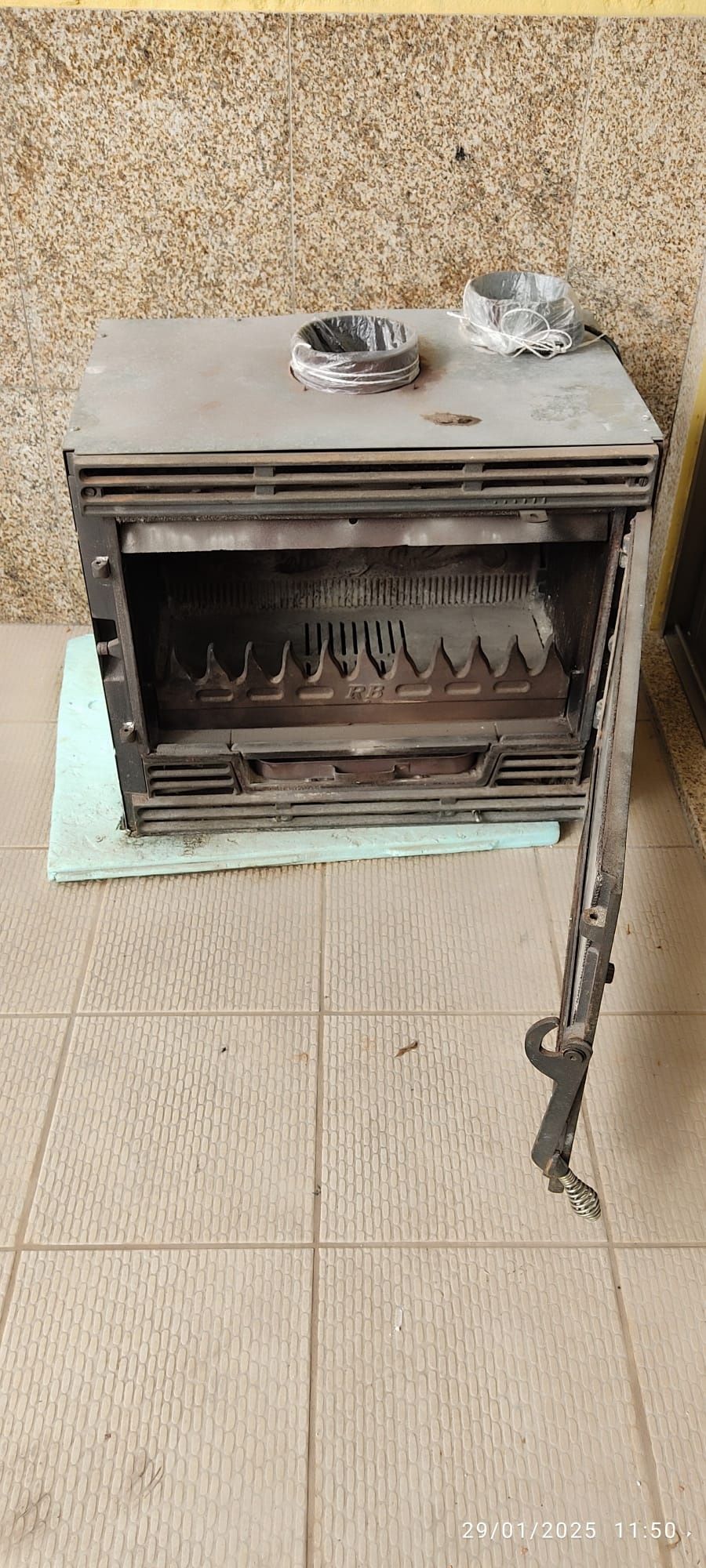 Lareira de sala em ferro fundido proveniente de remodelação .