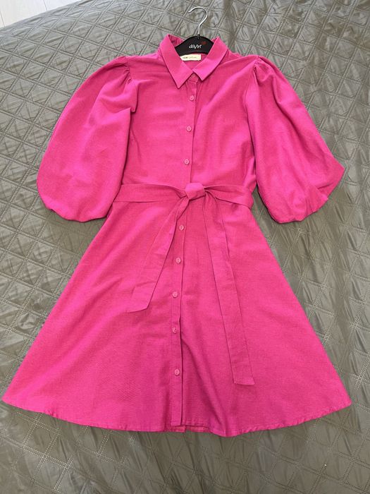Яскрава рожева сукня