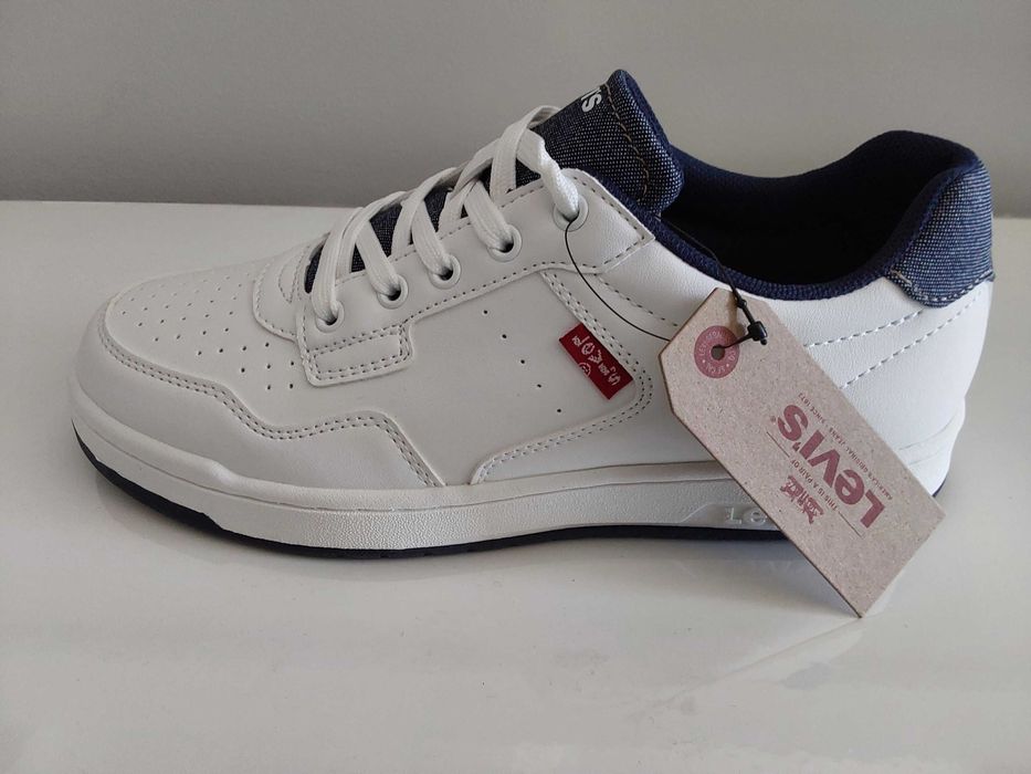 Sapatilhas Brancas Levi's.