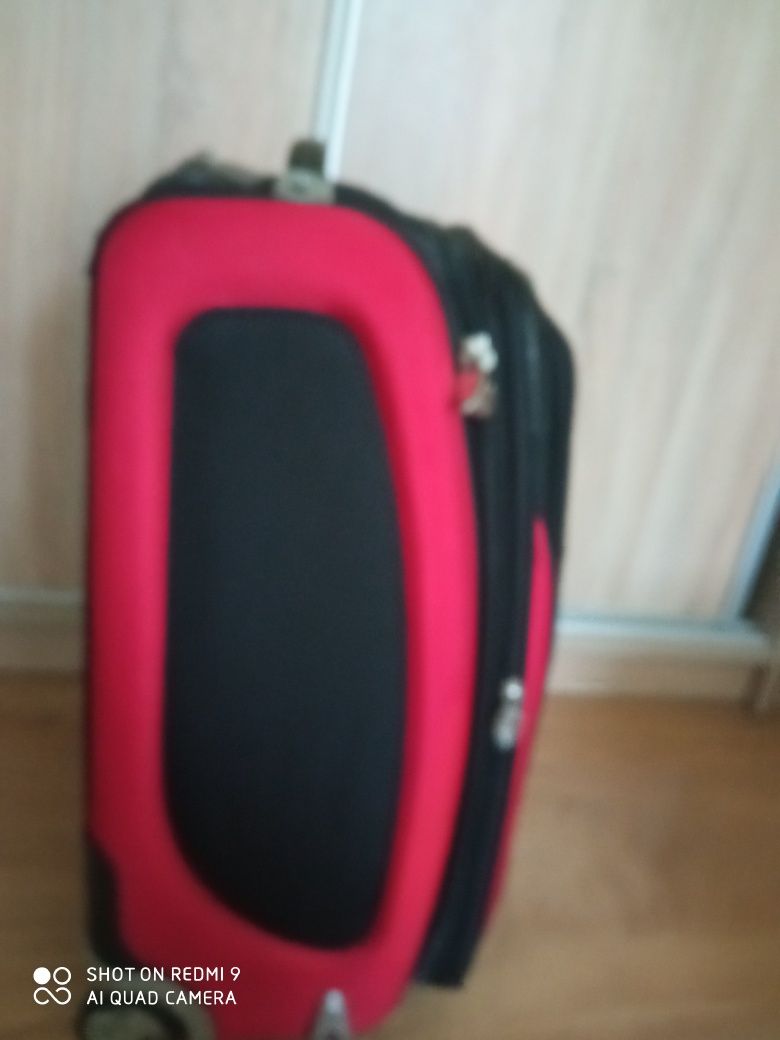 Walizka podróżna czarna.