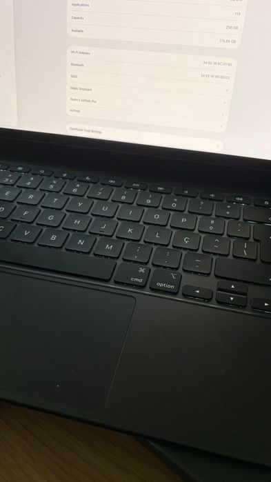 Apple iPad Pro 13" M4 WIFI 256GB com Magic Keyboard
